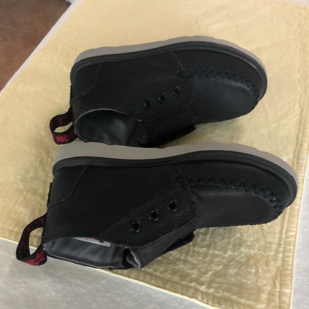 TOMS TODDLERS LEATHER CHUKKA BOOTS - Picture 2 of 8